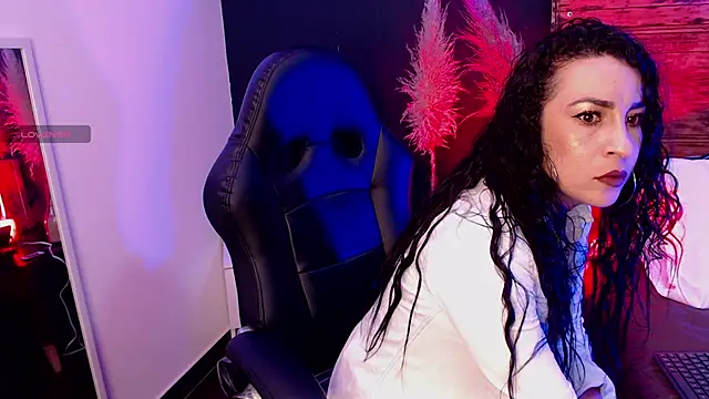 Snapshot of Bella_williamss_ chatting on March 2025 09:06:02 PM Bella williamss online show from March 2025 09:06:02 PM