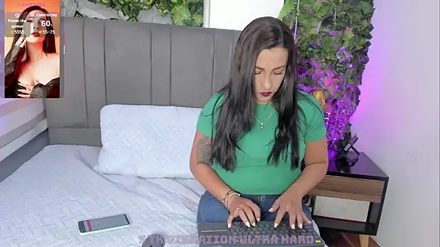 Snapshot of Bella_williamss_ chatting on October 2025 08:17:02 PM Bella williamss online show from October 2025 08:17:02 PM