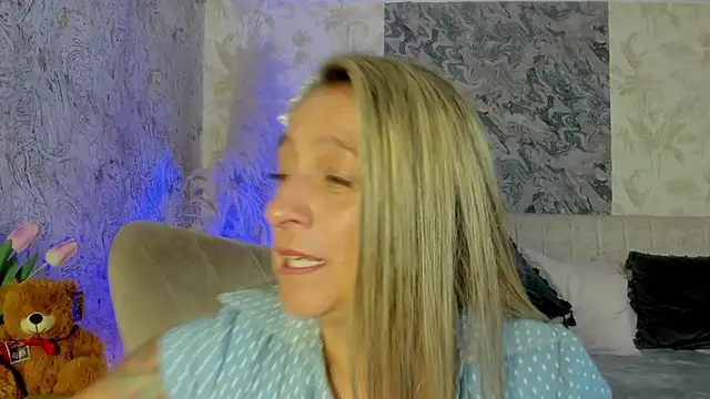 Liannaa  online show from October 2025 11:46:01 PM