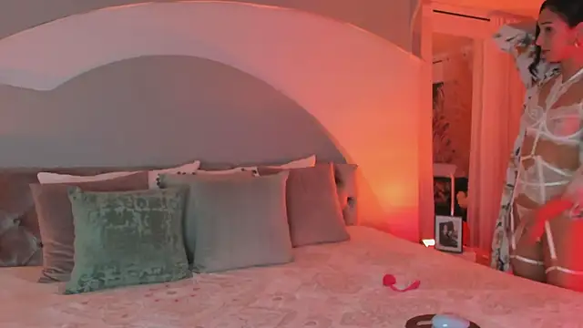 Elizabeth clark  online show from October 2025 08:05:01 PM