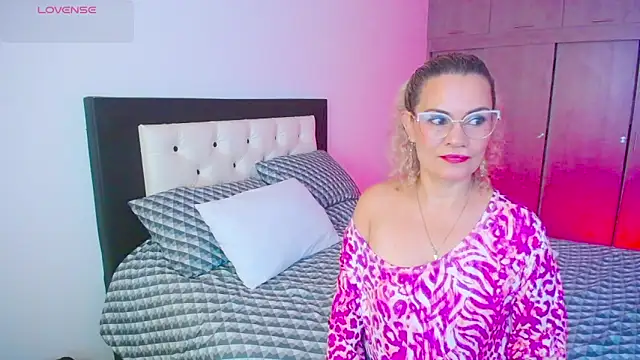 CarolinneFiotti online show from September 2025 01:16:02 PM