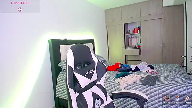 CarolinneFiotti online show from November 2025 02:28:02 PM