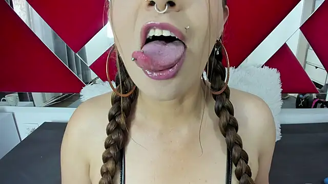 nicollewayne10 online show from October 2025 10:10:01 PM