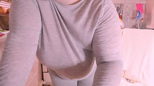 Snapshot of SoftLia chatting on December 2024 08:58:02 PM SoftLia online show from December 2024 08:58:02 PM