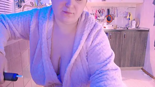 Snapshot of SoftLia chatting on February 2025 12:15:01 AM SoftLia online show from February 2025 12:15:01 AM