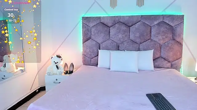 aurora collinss  online show from December 2025 01:07:01 PM