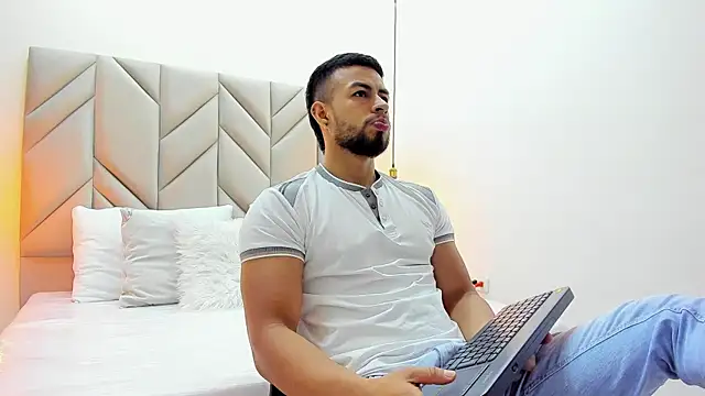 Snapshot of Eithan_Connorr chatting on March 2025 12:35:02 PM Eithan Connorr online show from March 2025 12:35:02 PM