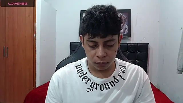 Alejandroo 22 online show from March 2025 06:31:01 PM