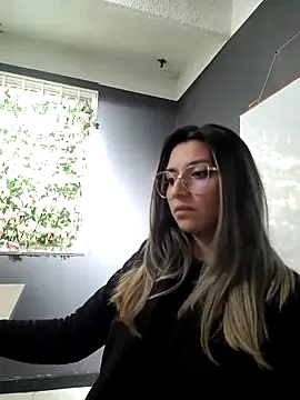 Isabella Varella online show from March 2025 04:52:02 PM