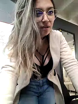 Isabella Varella online show from March 2025 09:24:02 PM