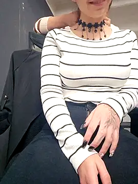 Isabella Varella online show from October 2025 01:00:01 PM