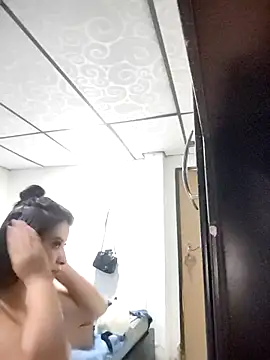 Snapshot of mialorents chatting on November 2025 01:46:01 PM mialorents online show from November 2025 01:46:01 PM