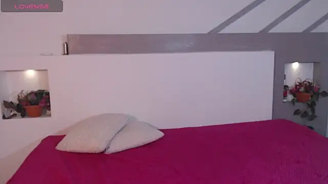 ZaraBlaze5 online show from October 2025 01:25:01 PM