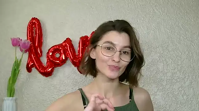 luna Gharming online show from March 2025 12:39:02 PM