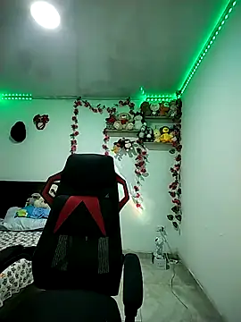 esmeralda jadees online show from April 2026 08:40:01 PM