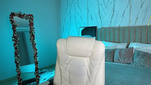  Vikky Moon  online show from December 2025 01:00:01 AM