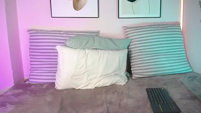 naia xo online show from March 2025 11:23:02 PM