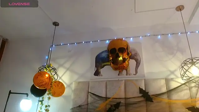 Snapshot of violettsuncs chatting on October 2025 02:29:02 PM violettsuncs online show from October 2025 02:29:02 PM