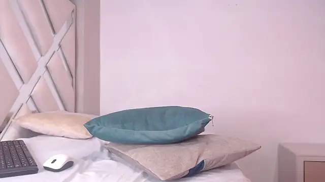 willow smitt online show from April 2026 06:21:01 PM