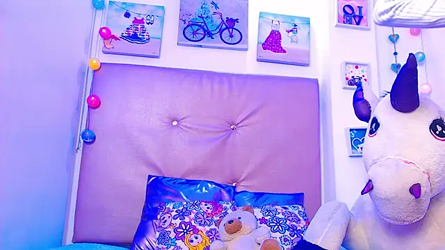 lili roussi online show from April 2026 08:04:01 PM