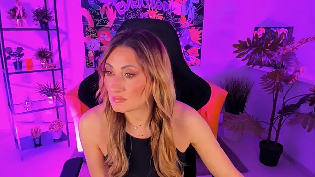 Snapshot of SarahAlluring chatting on March 2025 01:30:01 PM SarahAlluring online show from March 2025 01:30:01 PM