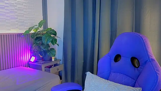 TiffanyWalk online show from October 2025 10:47:02 AM