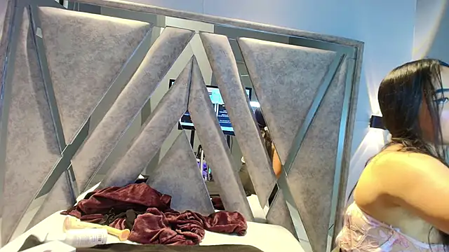 Alice 26  online show from December 2025 01:53:01 PM