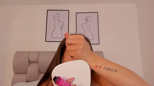 Hanna Evans   online show from September 2025 12:05:02 PM