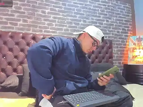 Max Stron111 online show from January 2026 01:47:02 PM