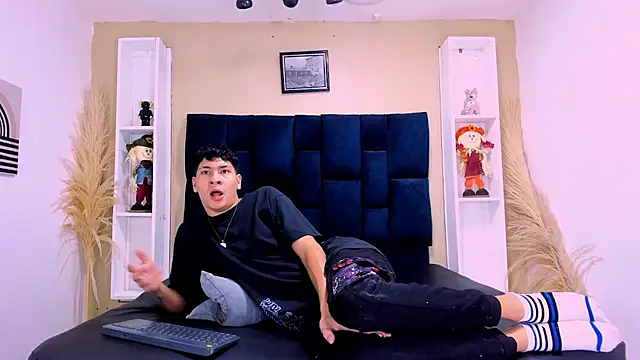 Jhojan twink online show from October 2025 12:25:01 PM