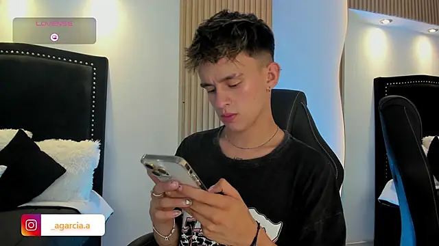 Snapshot of LiamWildx20 chatting on May 2026 04:54:01 AM LiamWildx20 online show from May 2026 04:54:01 AM
