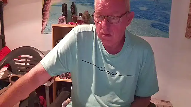 Snapshot of JamesBauer chatting on May 2026 04:18:02 AM JamesBauer online show from May 2026 04:18:02 AM