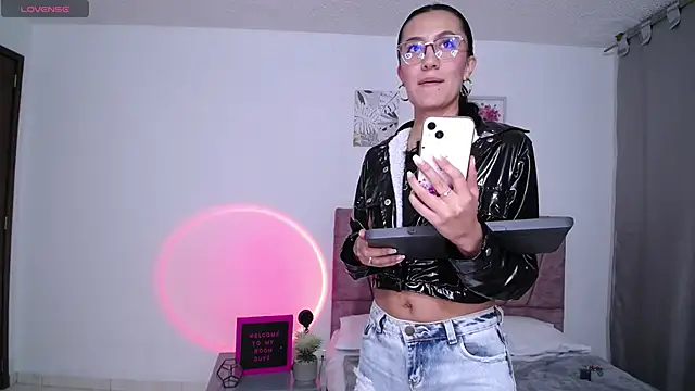 emma glowof online show from September 2025 01:32:02 AM
