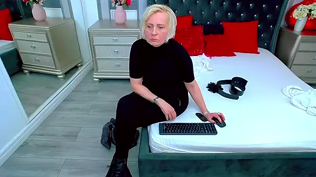 Snapshot of SuzzySun chatting on December 2024 12:34:02 PM SuzzySun online show from December 2024 12:34:02 PM