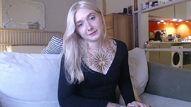 Snapshot of tattoobbgirl chatting on March 2025 08:37:01 PM tattoobbgirl online show from March 2025 08:37:01 PM