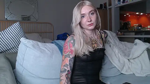 Snapshot of tattoobbgirl chatting on March 2025 05:28:01 PM tattoobbgirl online show from March 2025 05:28:01 PM