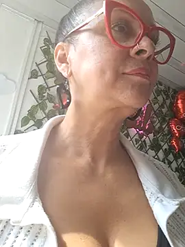 Amadamilf1980 online show from September 2025 01:37:01 PM