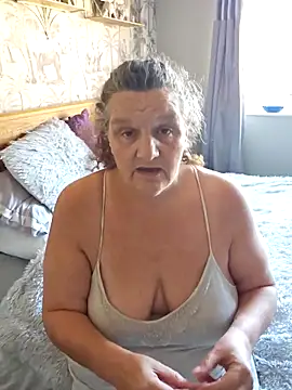 MissQueenBeex online show from October 2025 12:15:02 PM