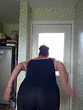 Snapshot of MissQueenBeex chatting on April 2026 11:27:01 AM MissQueenBeex online show from April 2026 11:27:01 AM