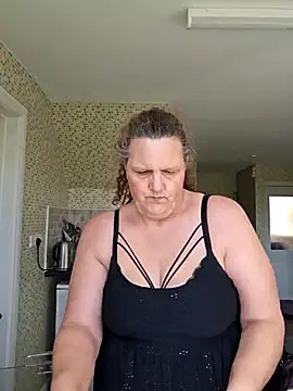 Snapshot of MissQueenBeex chatting on April 2026 12:06:02 PM MissQueenBeex online show from April 2026 12:06:02 PM
