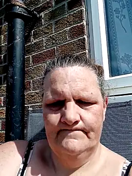 Snapshot of MissQueenBeex chatting on April 2026 01:41:02 PM MissQueenBeex online show from April 2026 01:41:02 PM