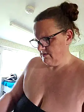 Snapshot of MissQueenBeex chatting on May 2026 03:49:02 PM MissQueenBeex online show from May 2026 03:49:02 PM