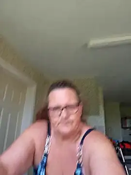 Snapshot of MissQueenBeex chatting on May 2026 01:38:01 PM MissQueenBeex online show from May 2026 01:38:01 PM