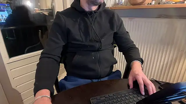 Snapshot of MaxiDimi chatting on October 2025 10:11:01 PM MaxiDimi online show from October 2025 10:11:01 PM