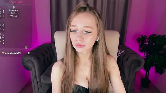 Amy Waynee online show from October 2025 06:16:01 PM