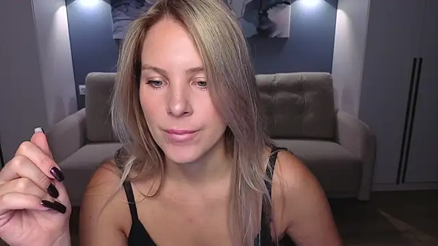 Snapshot of MelanieBennett chatting on October 2025 06:05:02 AM MelanieBennett online show from October 2025 06:05:02 AM