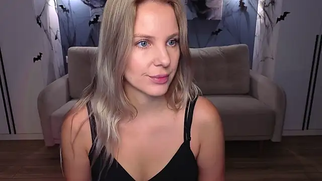 Snapshot of MelanieBennett chatting on October 2025 06:04:01 AM MelanieBennett online show from October 2025 06:04:01 AM