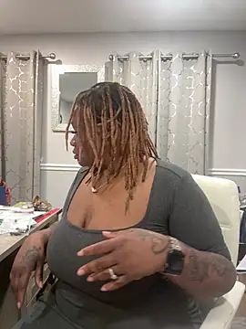 RoyalQueen2u online show from April 2026 07:09:01 AM