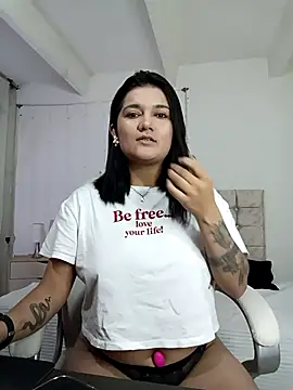 Snapshot of mia_traveluxe chatting on October 2025 04:04:02 AM mia traveluxe online show from October 2025 04:04:02 AM