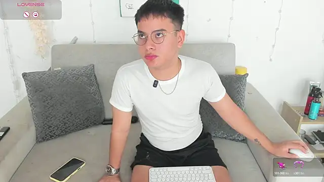 Snapshot of Young_Ben chatting on July 2026 02:01:02 PM Young Ben online show from July 2026 02:01:02 PM